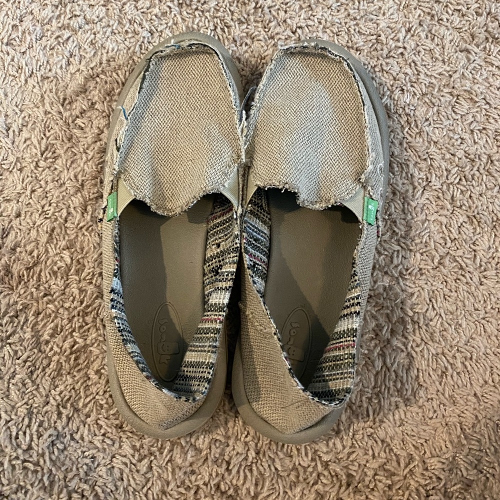 Brand New Never Worn Sanuks